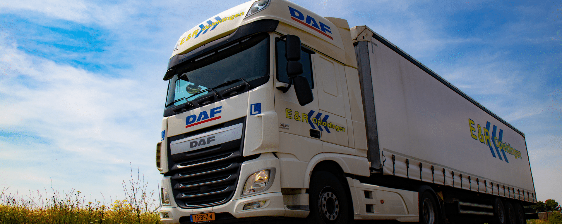 Vrachtauto met aanhanger CE Vrachtauto met aanhanger CE